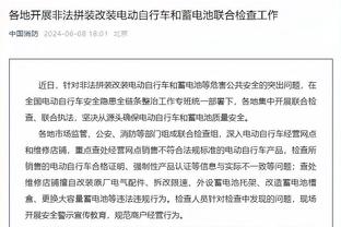 你力气挺大！约基奇倒地绊倒浓眉 哈姆一手一个将两人拉起